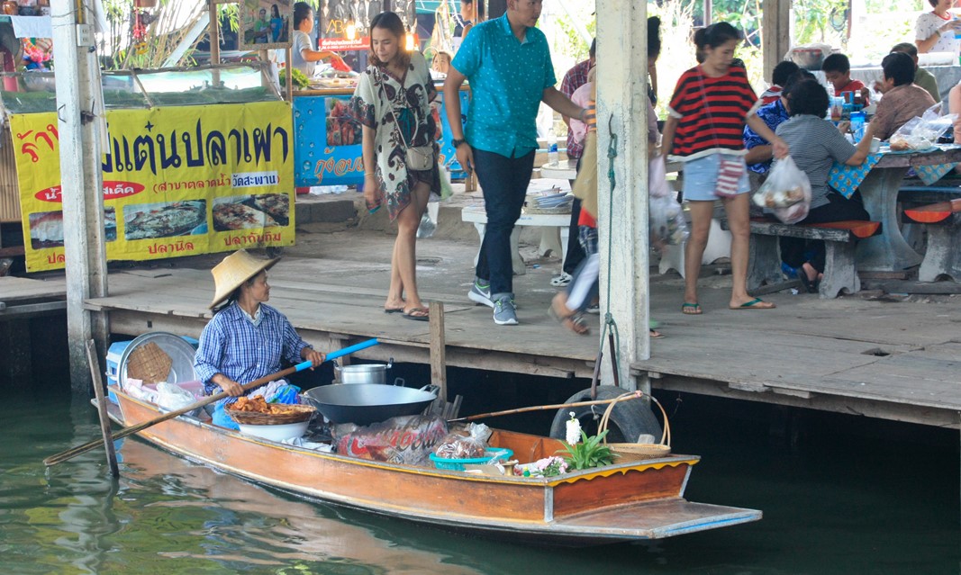 Talin Chan floating market